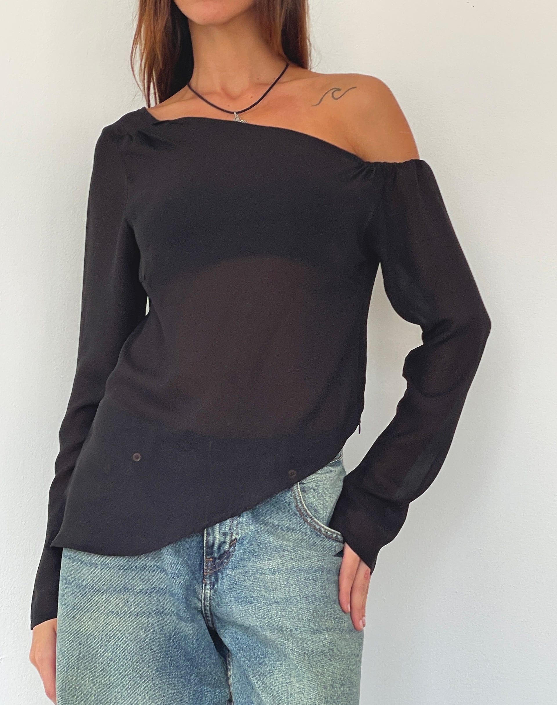 Imagen de Riot Asymmetric Longline Top in Black Chiffon