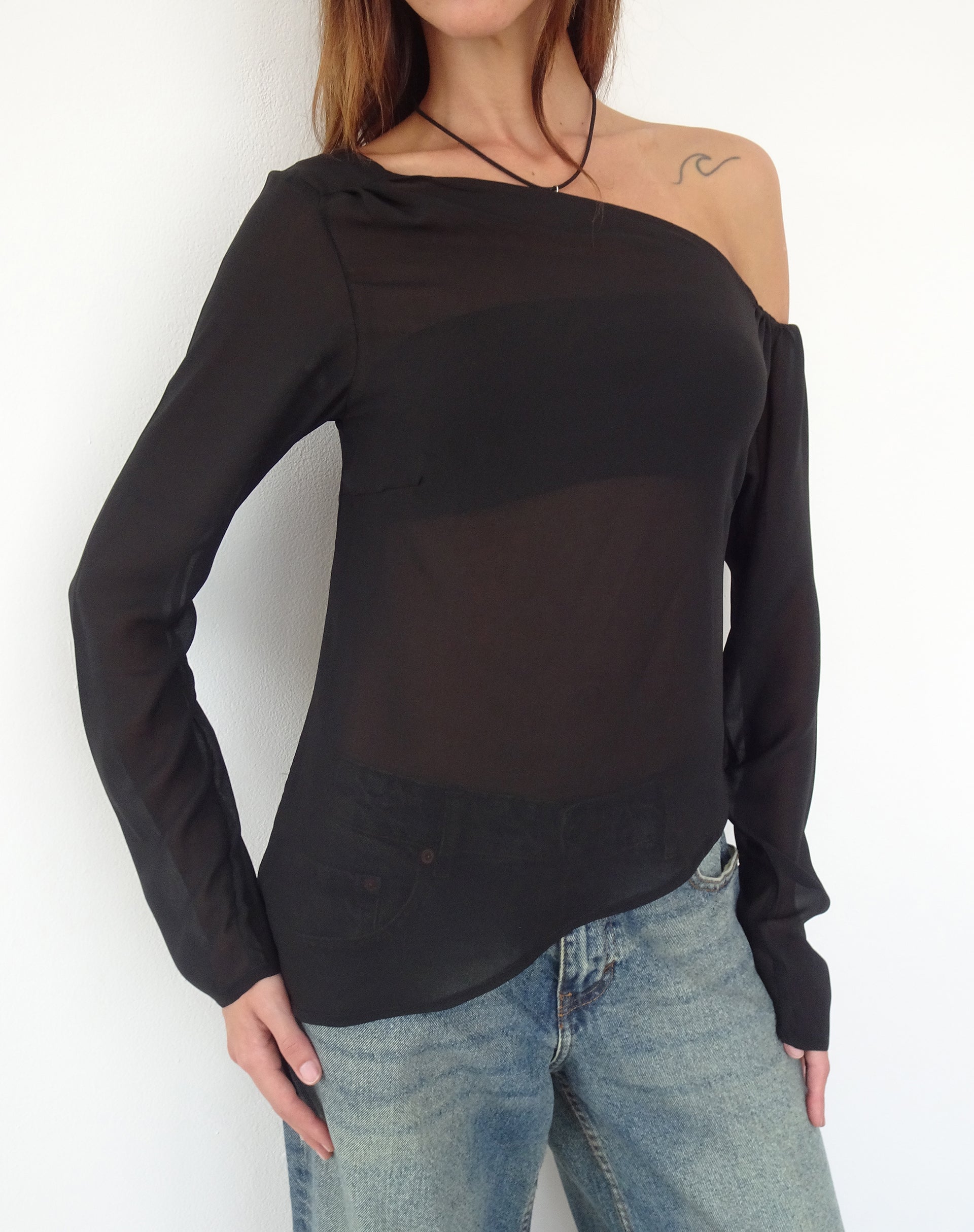 Imagen de Riot Asymmetric Longline Top in Black Chiffon