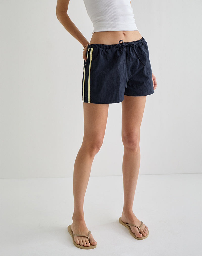 Riu Runner Short en azul marino con raya amarilla