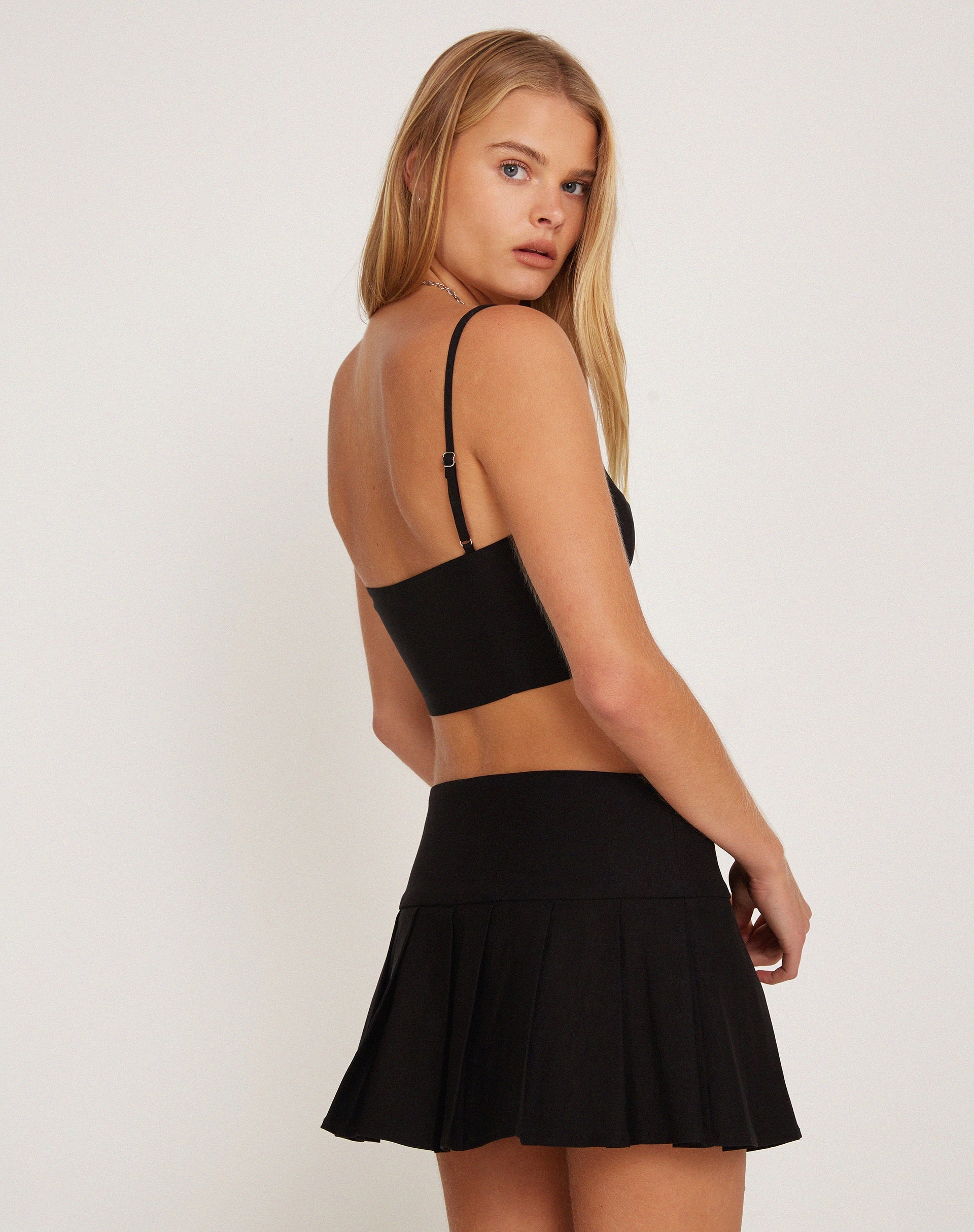 imagen de Rivas Crop Top en sastrería negro con ribete azul pálido