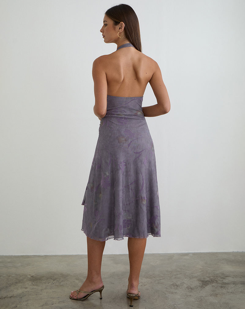 Imagen del vestido midi con cuello halter Rokoyo en color morado con estampado floral acampanado.