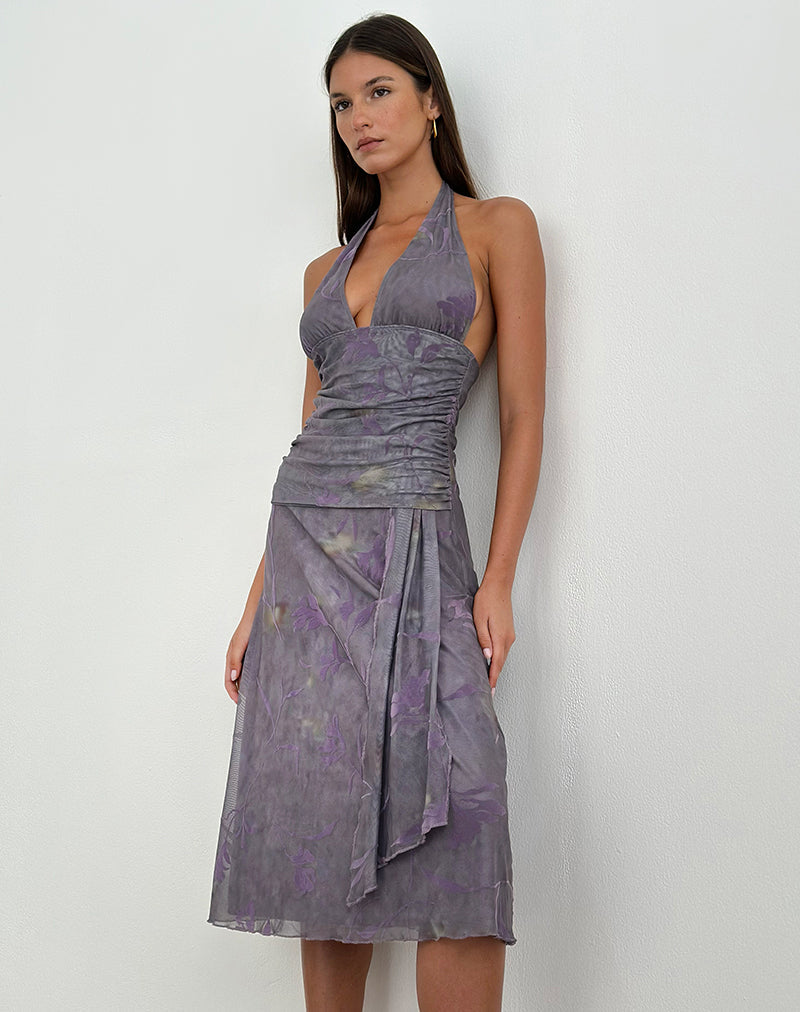 Imagen del vestido midi con cuello halter Rokoyo en color morado con estampado floral acampanado.