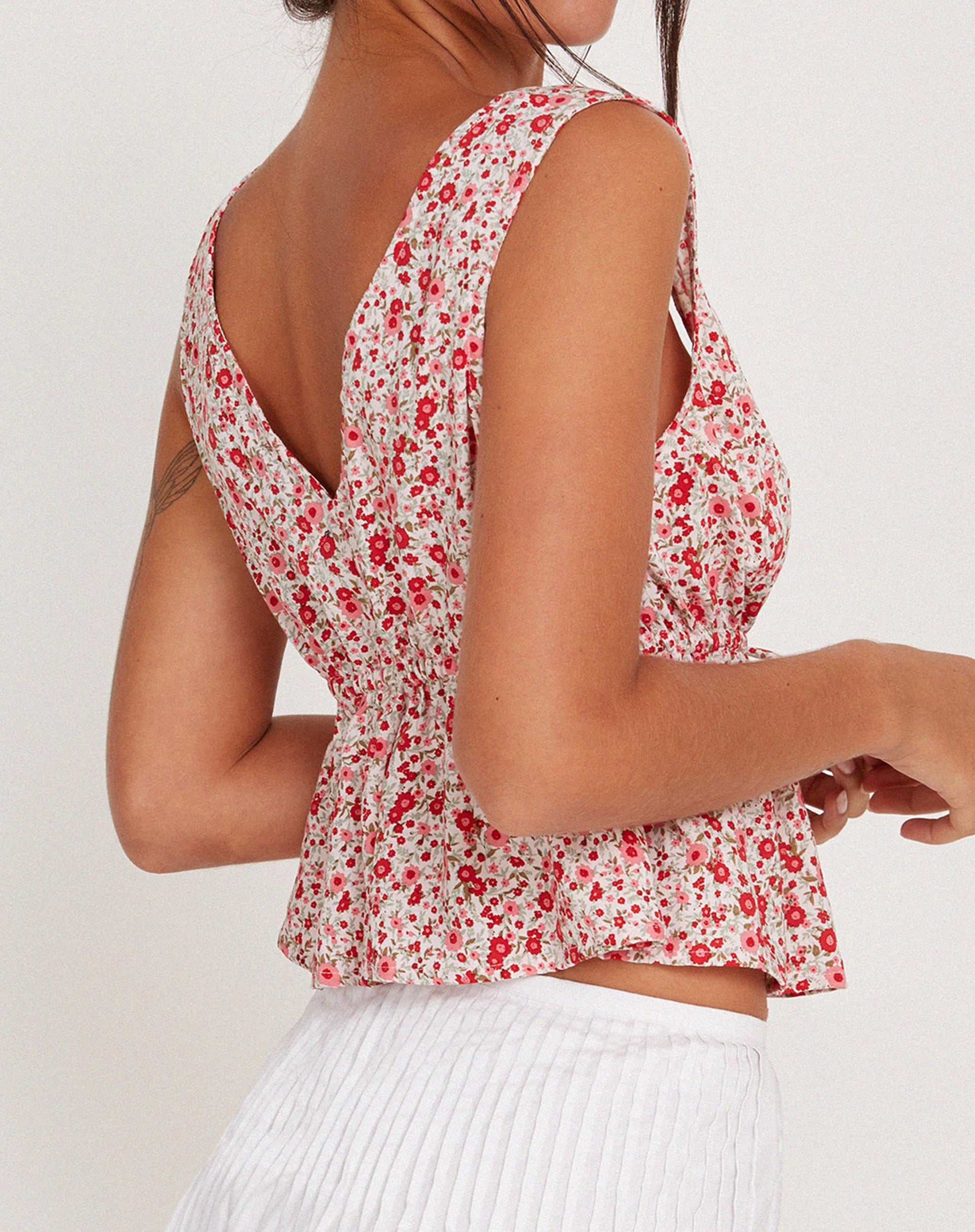Imagen de Rolia Tie Front Top in Ditsy Floral Blush Red