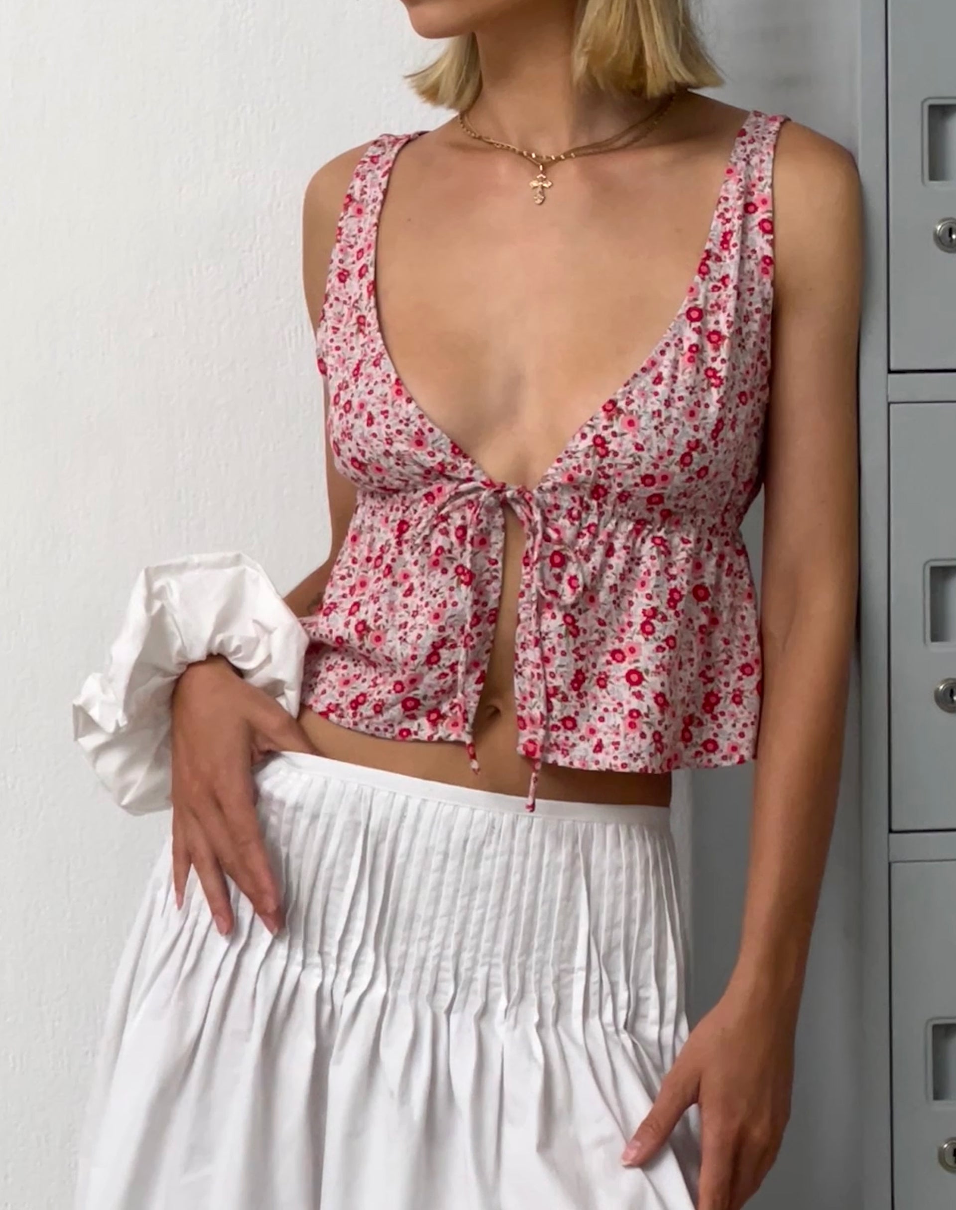 Imagen de Rolia Tie Front Top in Ditsy Floral Blush Red