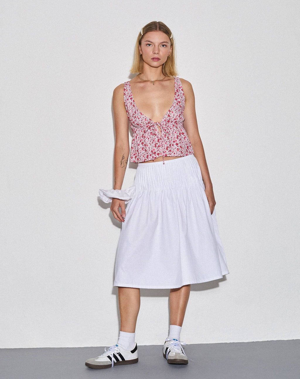 Rolia Tie Front Top en Ditsy Floral Blush Red