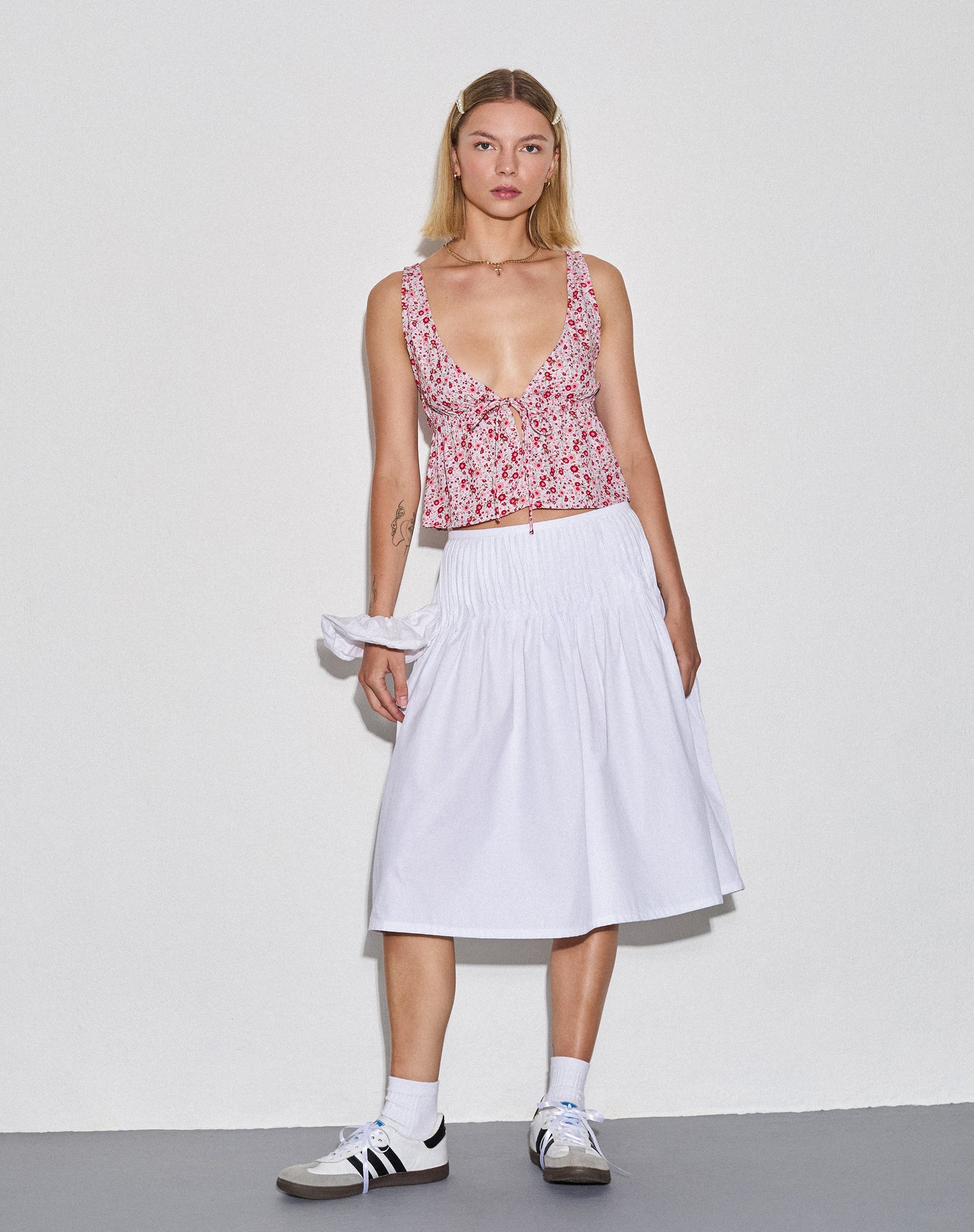 Imagen de Rolia Tie Front Top in Ditsy Floral Blush Red