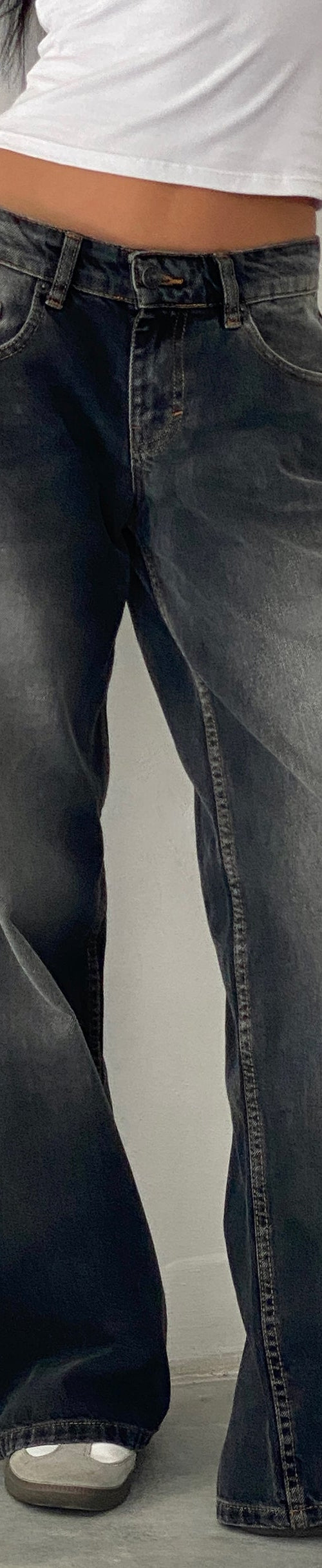 Imagen de Roomy Extra Wide Low Rise Jeans in Grey Used Bleach