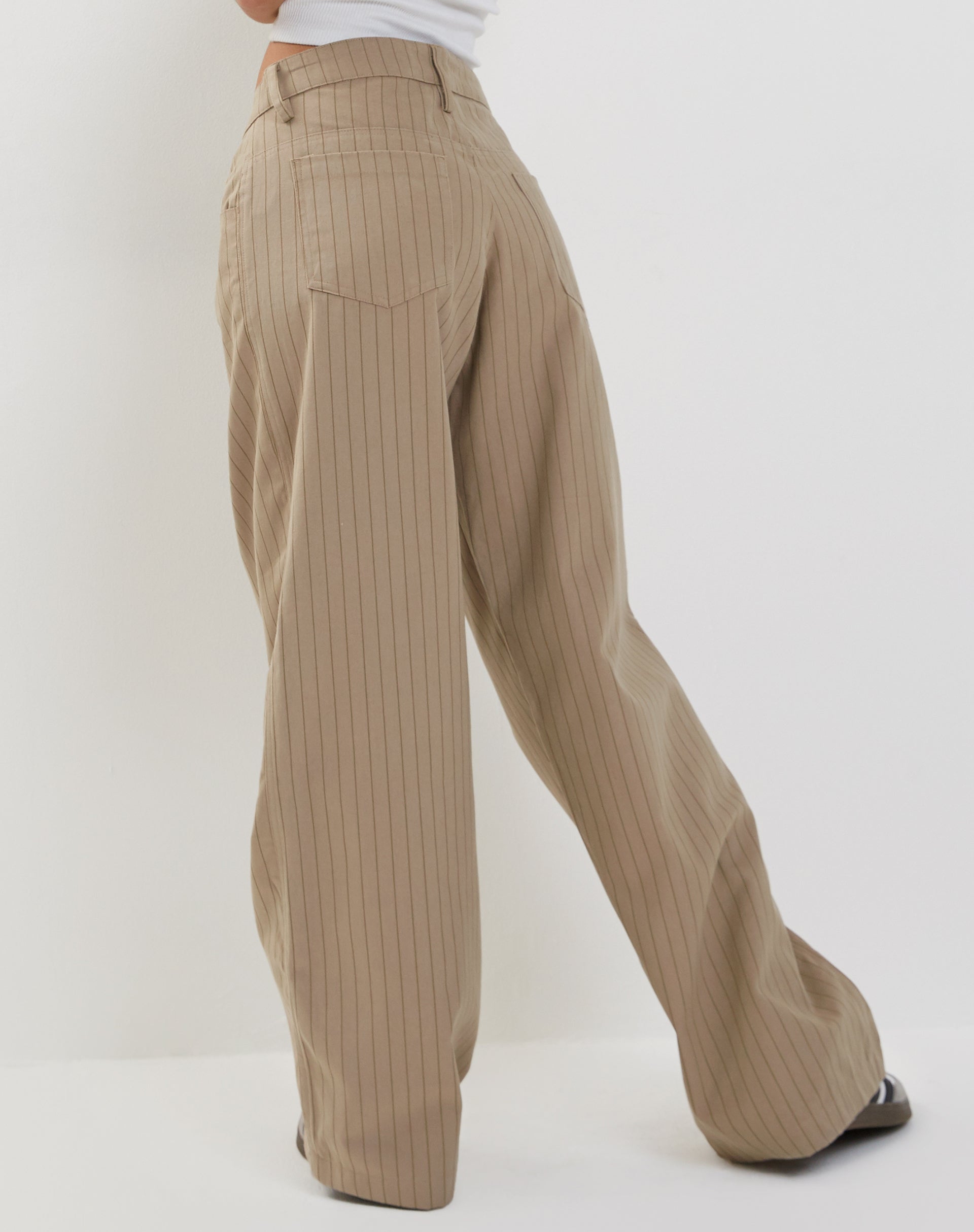 imagen de Pantalones amplios de tiro bajo extra anchos de raya diplomática Stone