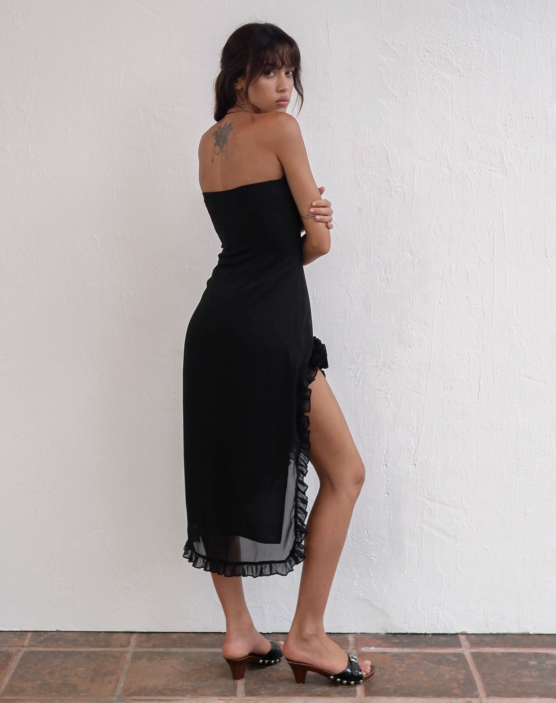 Imagen del vestido Rosaya Ruffle Rosette Bandeau Midi Dress in Black Chiffon