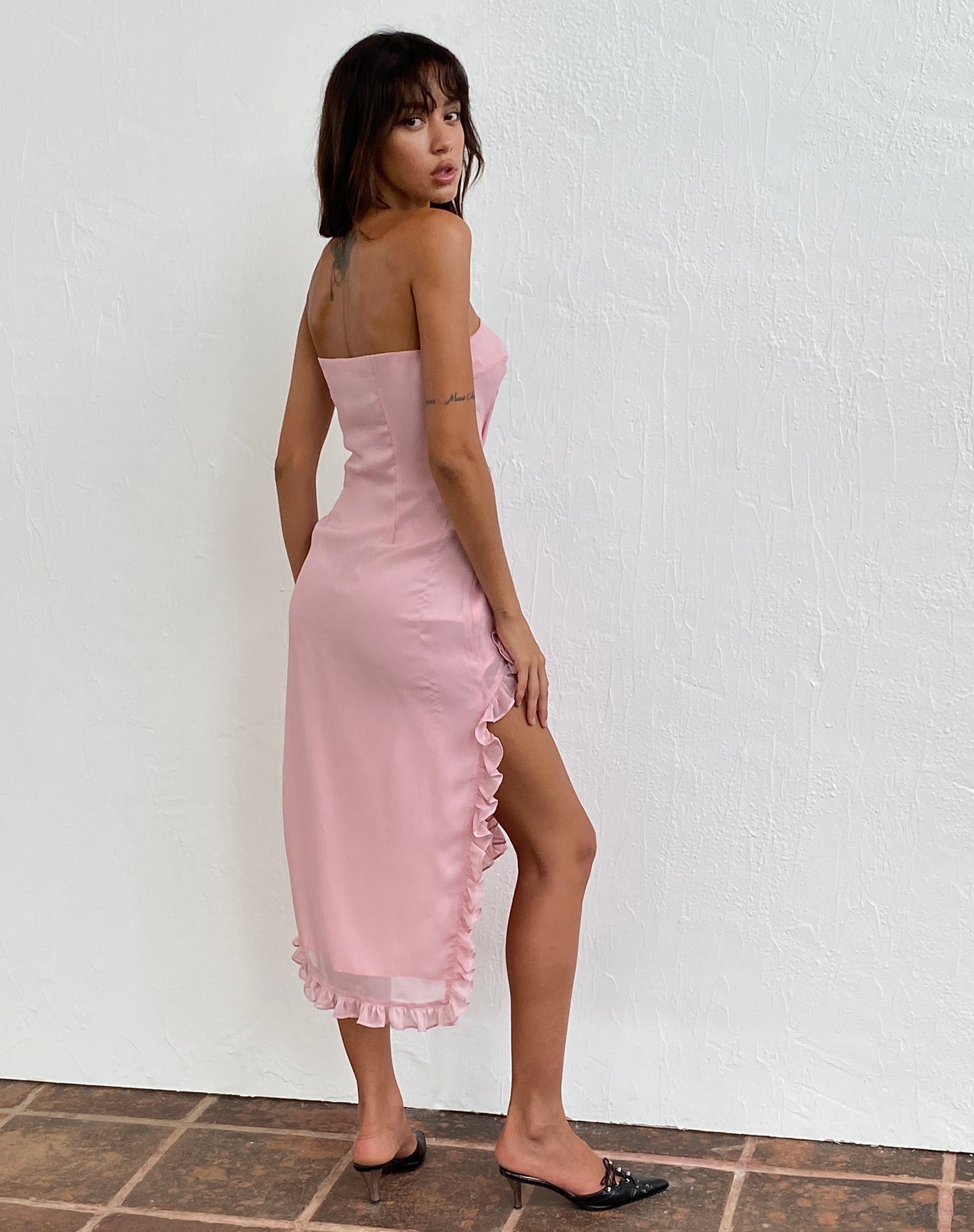 Imagen del vestido Rosaya Ruffle Rosette Bandeau Midi Dress in Pink Chiffon