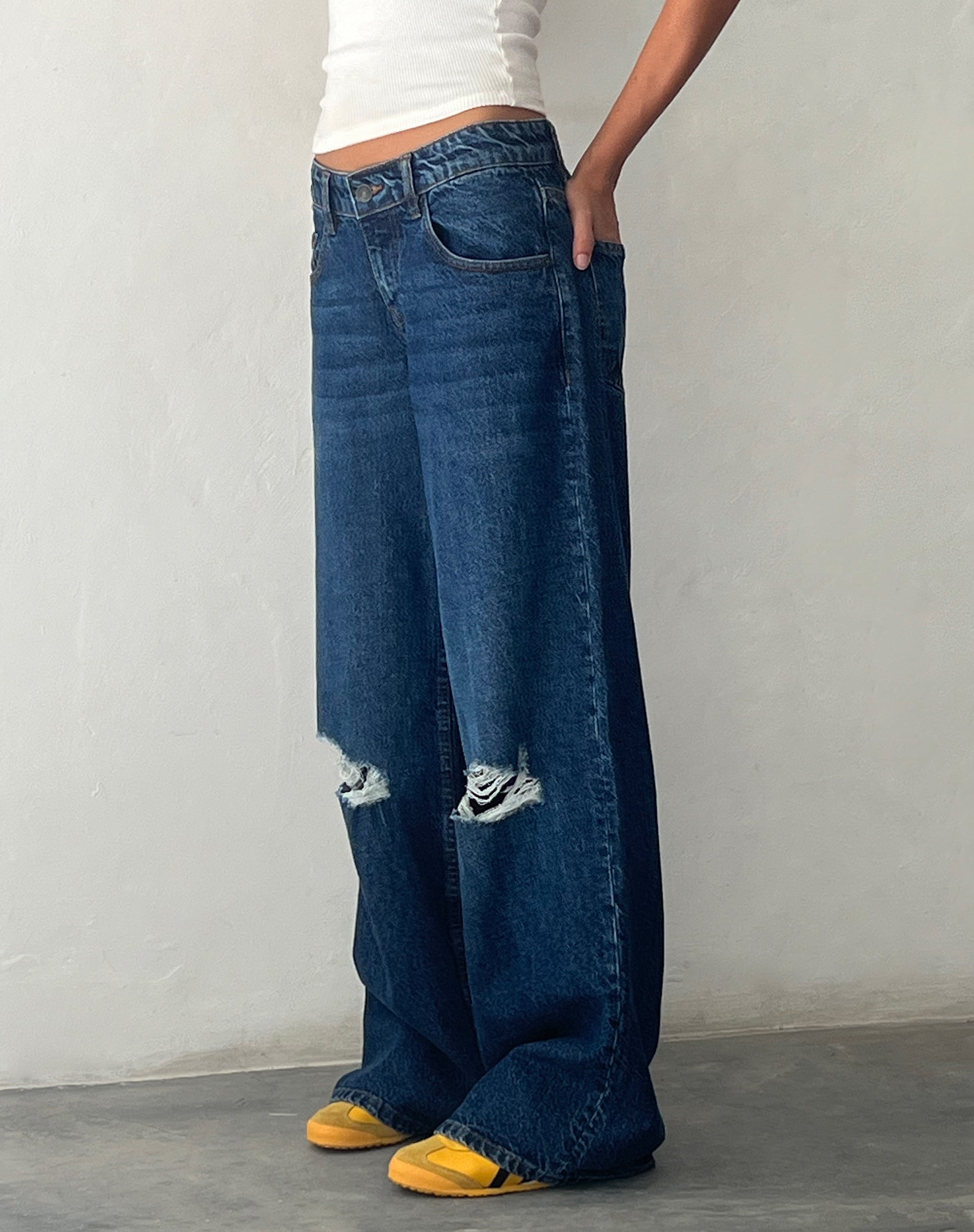 imagen de Ripped Roomy Extra Wide Low Rise Jean en Mid Blue Usado