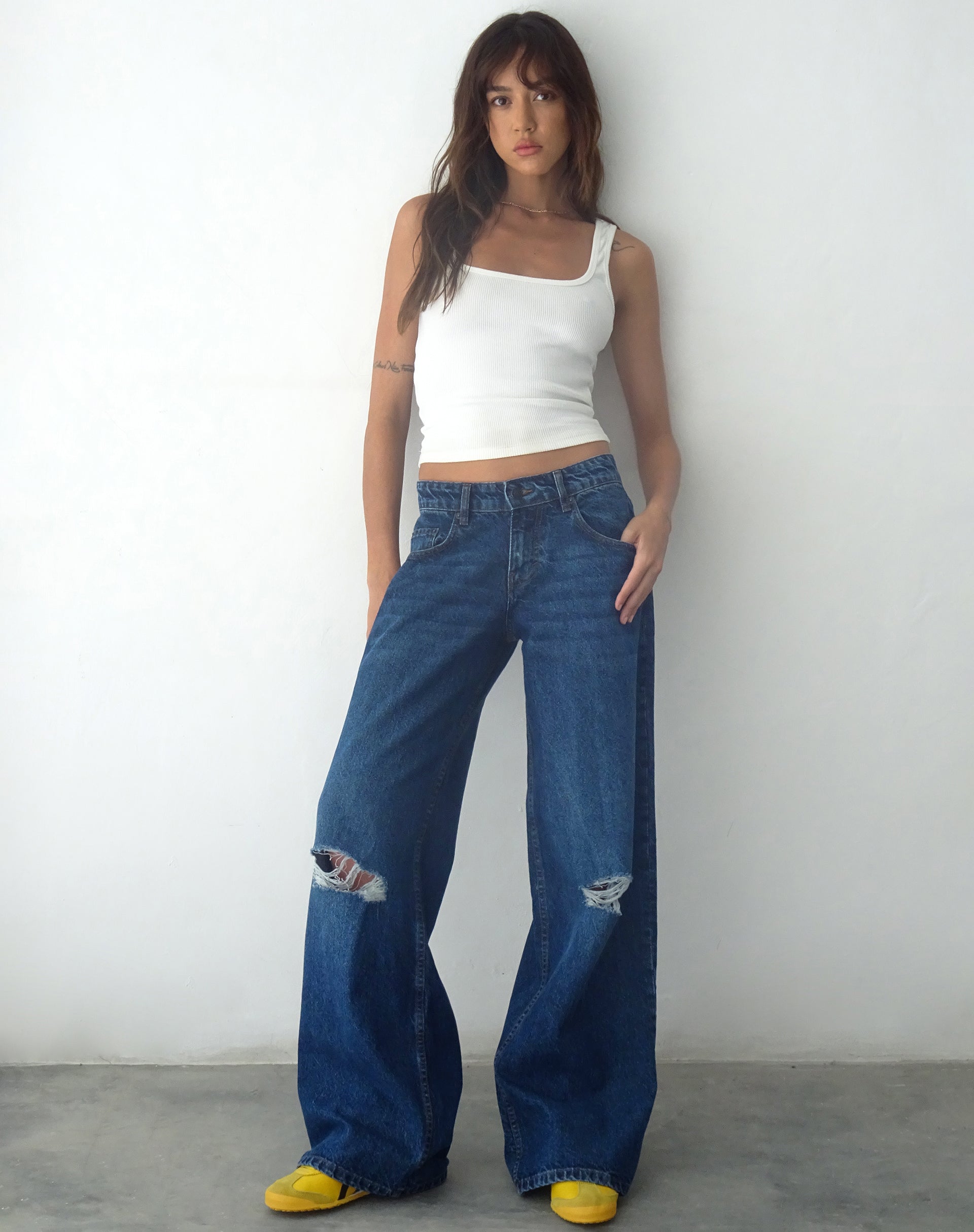 imagen de Ripped Roomy Extra Wide Low Rise Jean en Mid Blue Usado
