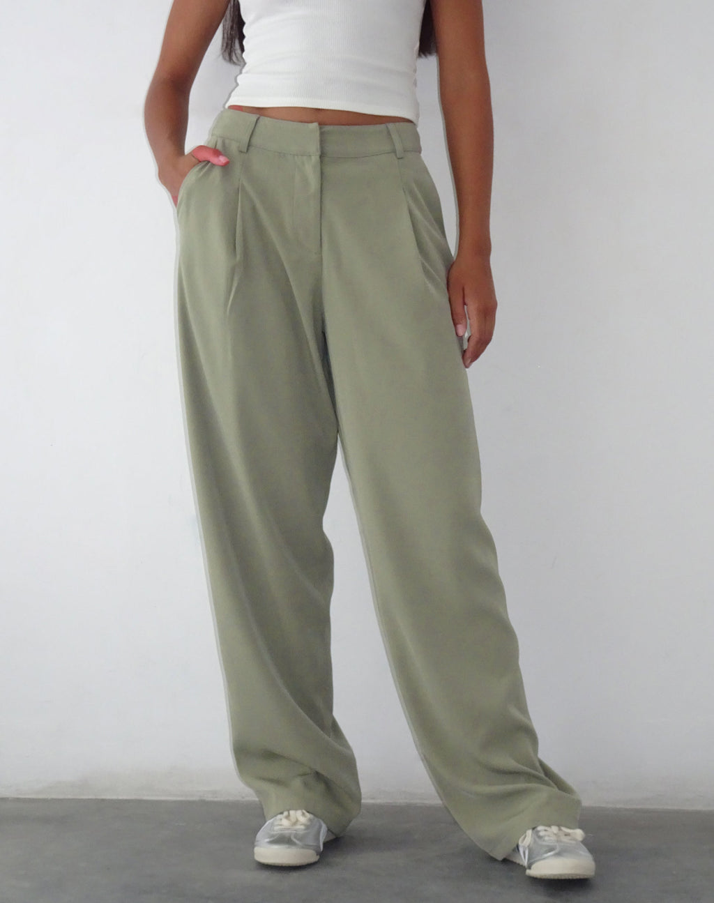 Pantalón ancho Sakaria de Tailoring Stone Sage