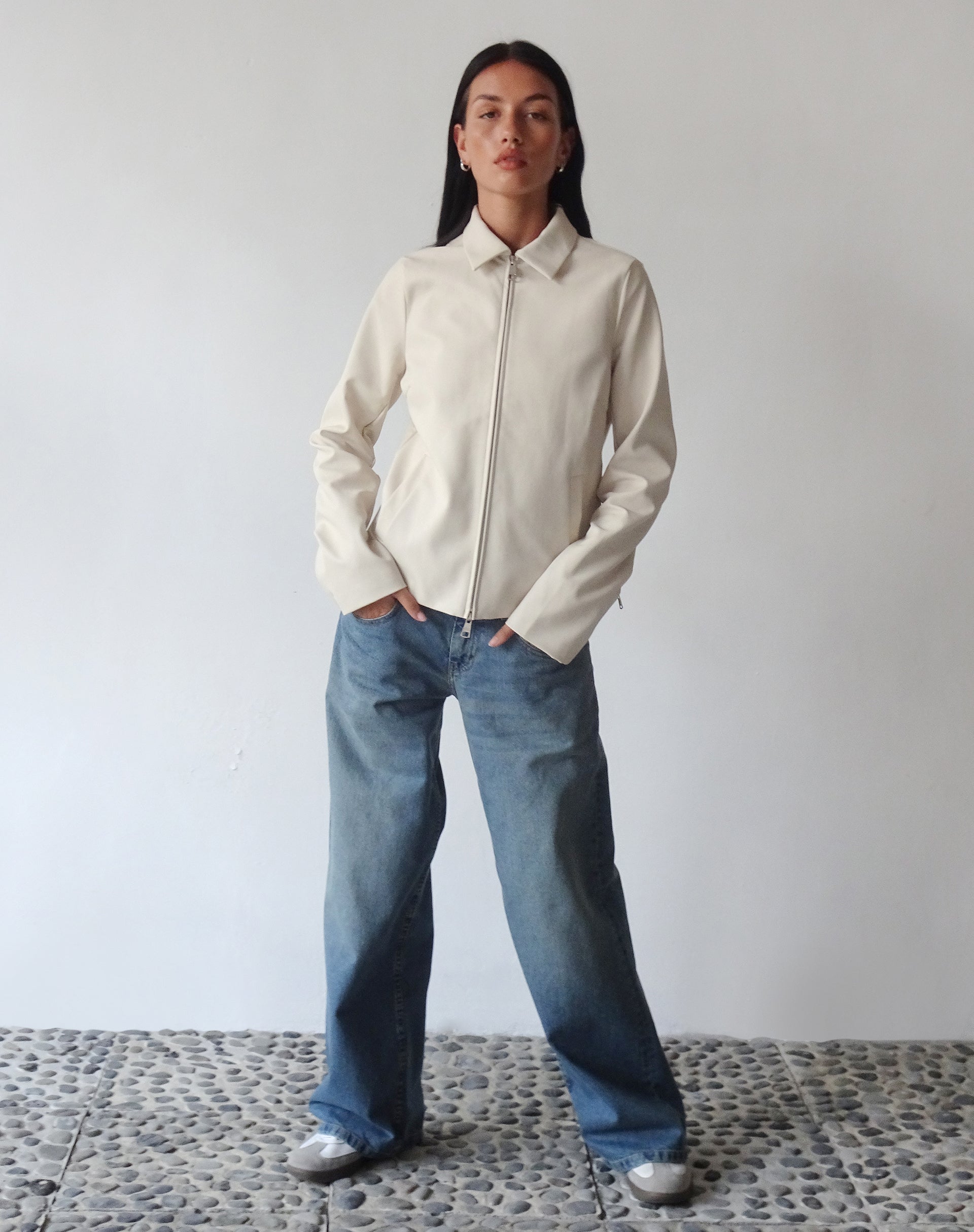 Imagen de la chaqueta Enid en PU marfil