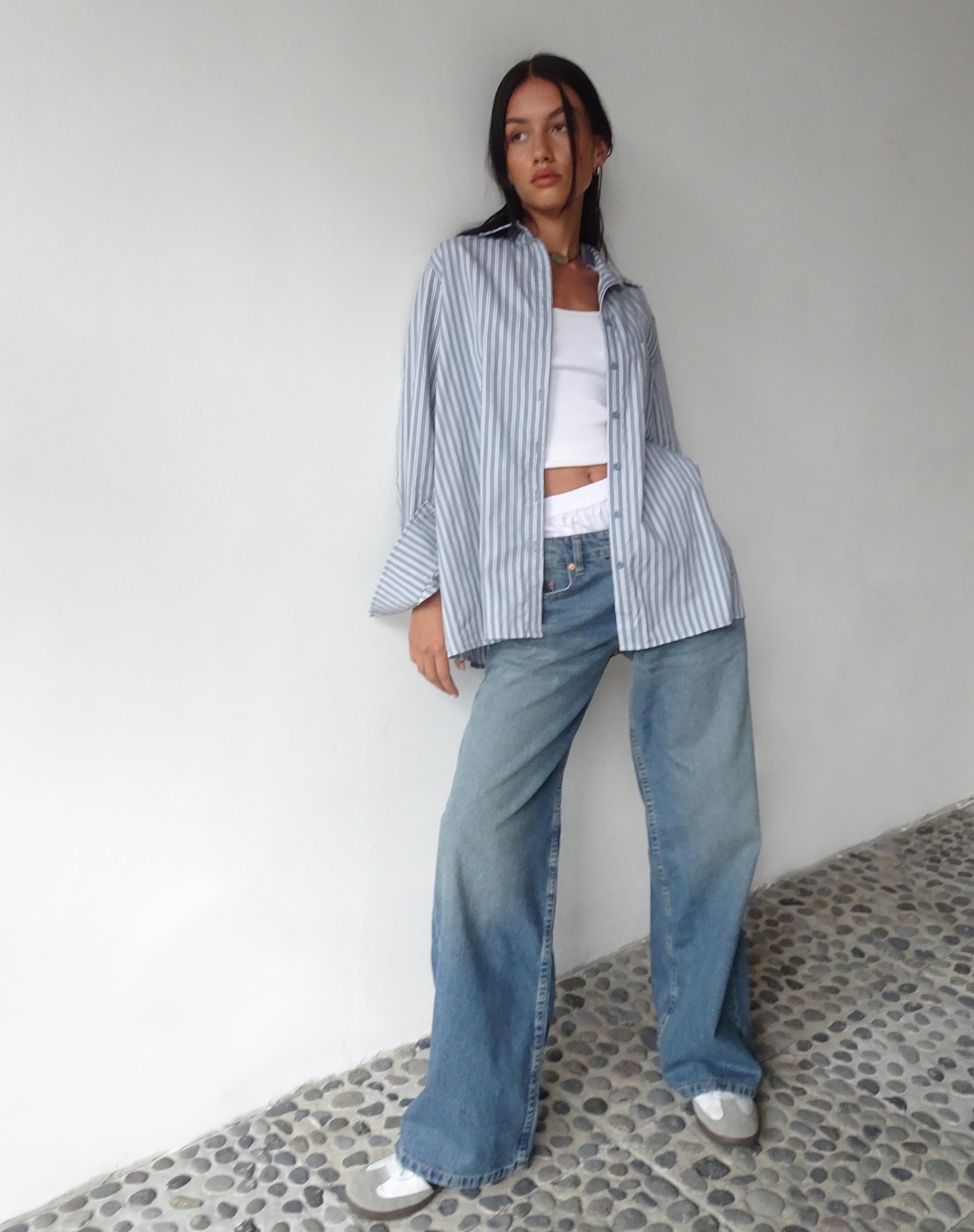 Image of MOTEL X JACQUIE Camisa Turner a rayas gris y blanca con bordado M