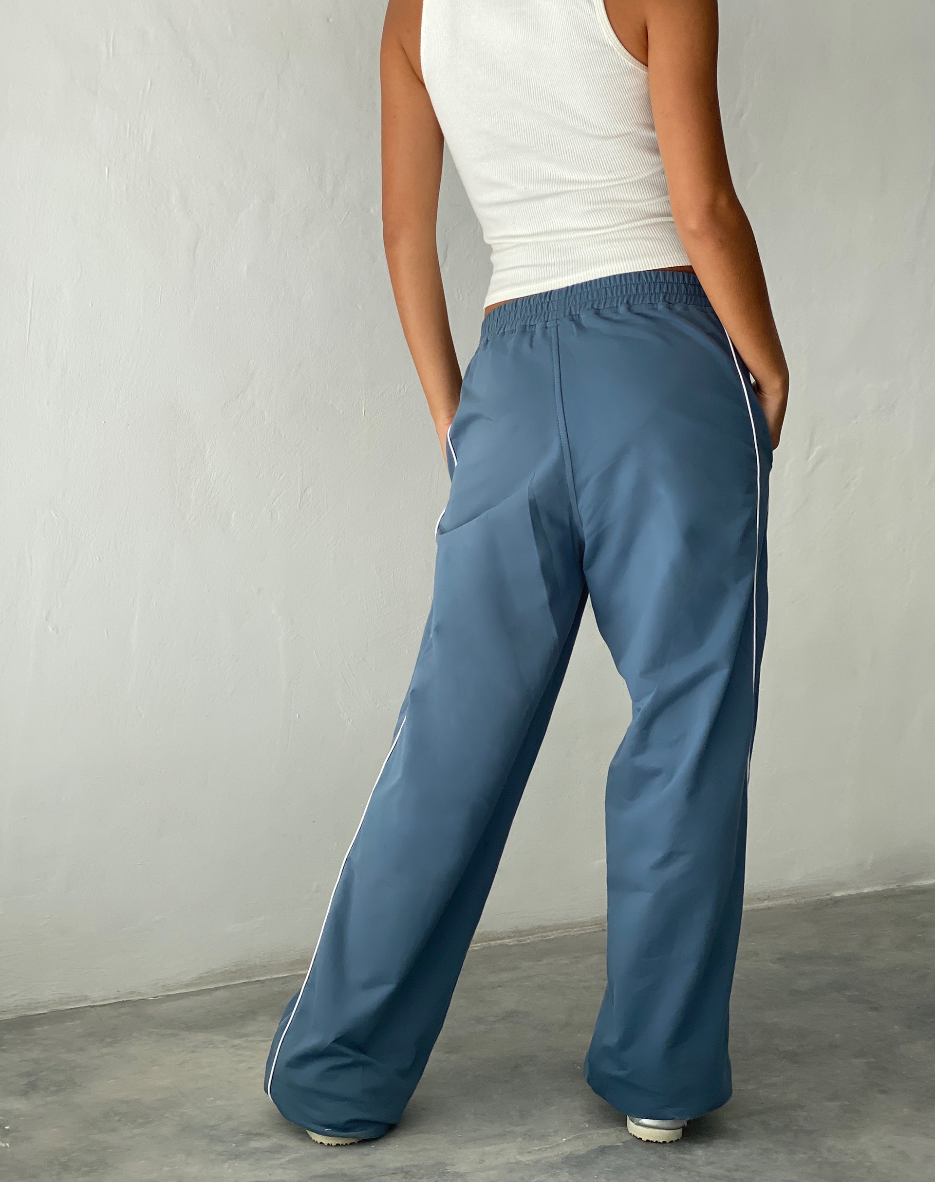 Imagen de Benton Wide Leg Jogger en azul con bordado 'M