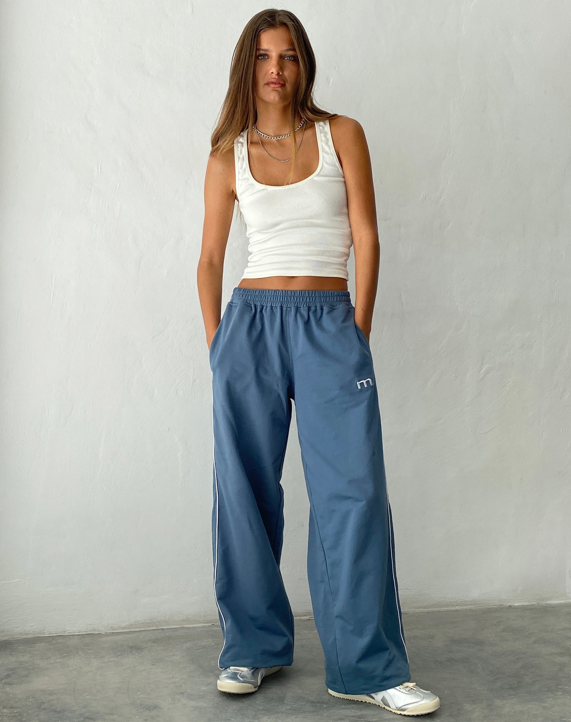 Imagen de Benton Wide Leg Jogger en azul con bordado 'M