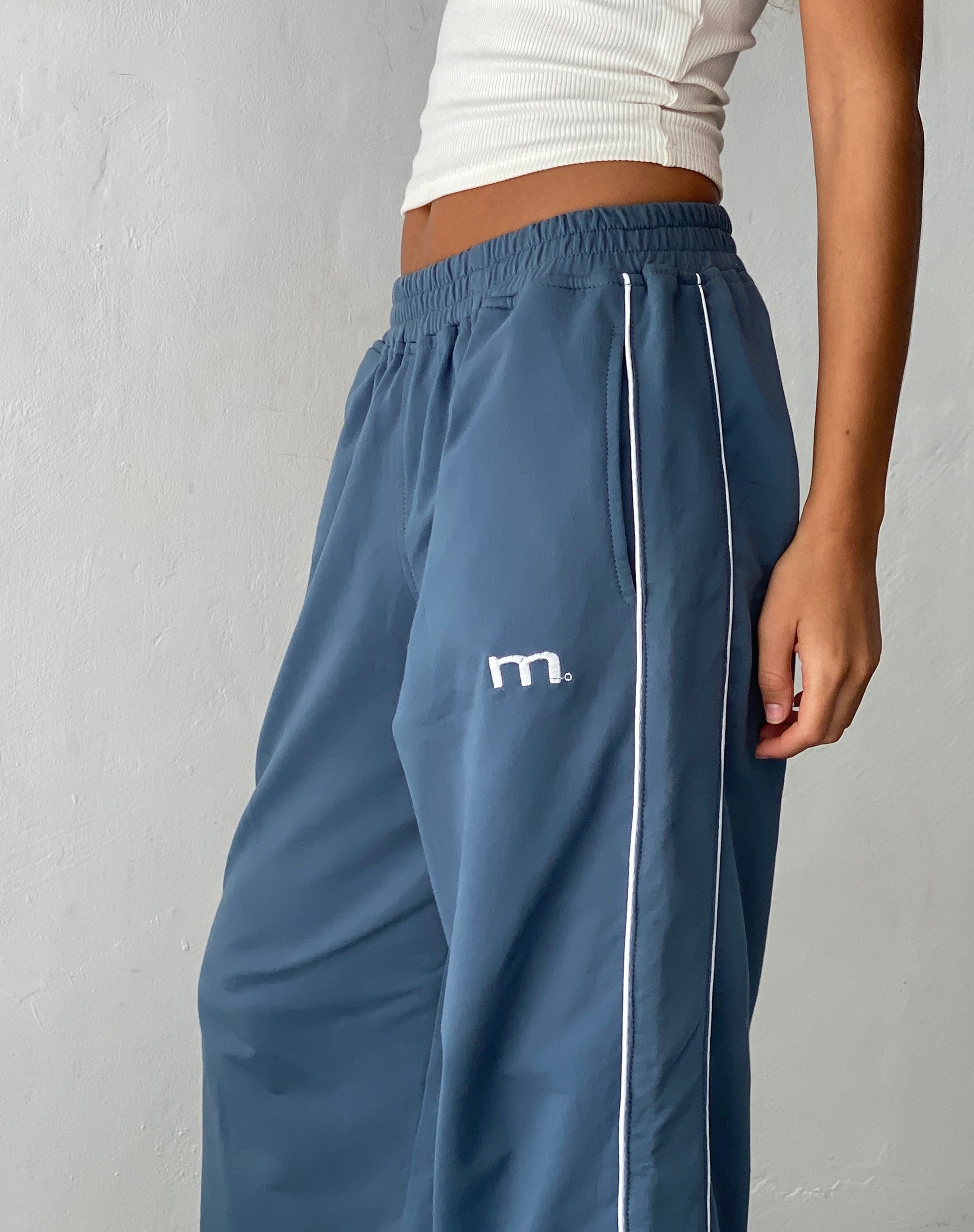 Imagen de Benton Wide Leg Jogger en azul con bordado 'M