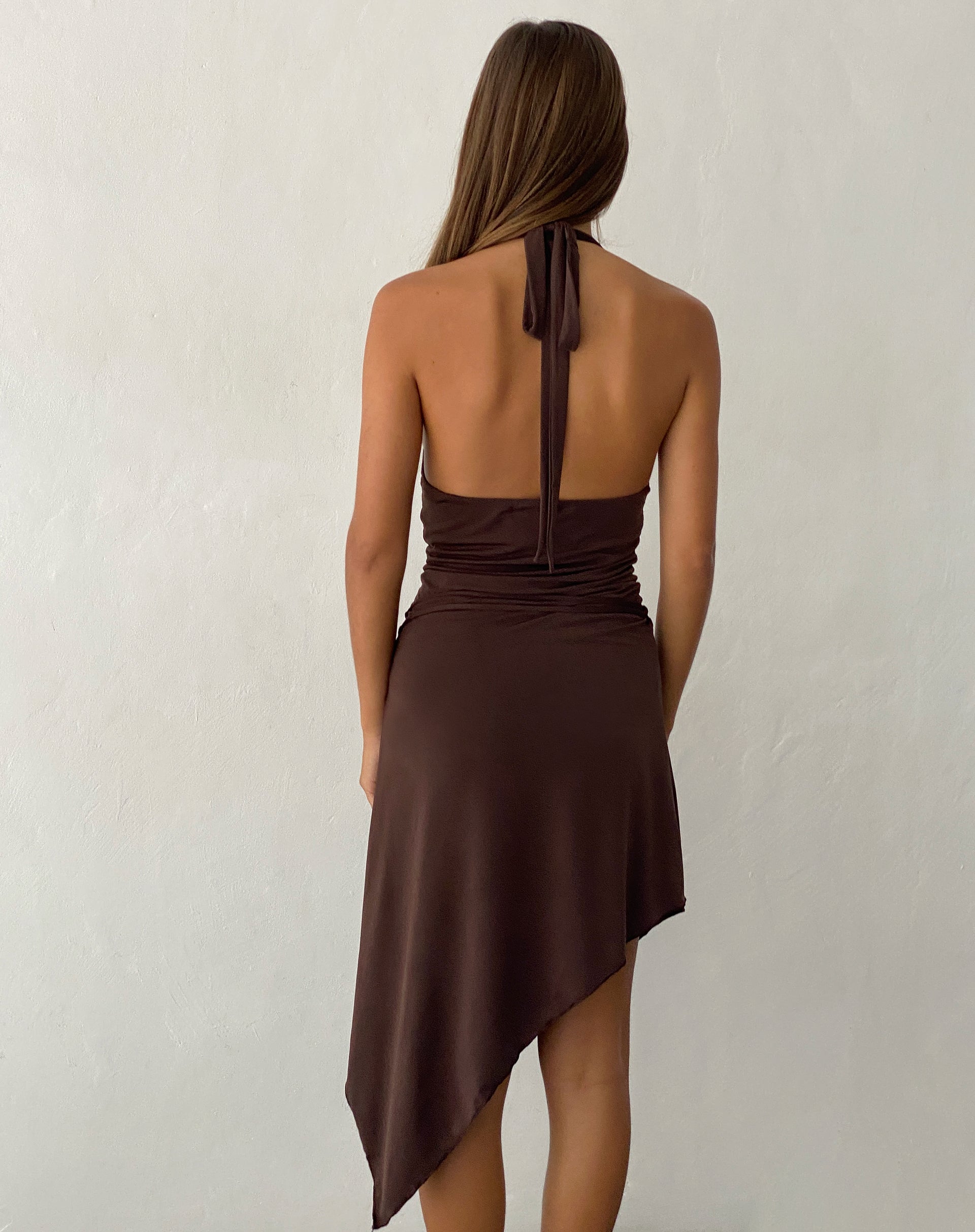Imágenes de Ruebelle Vestido Midi Asimétrico de Cuello Haltern en Mocca