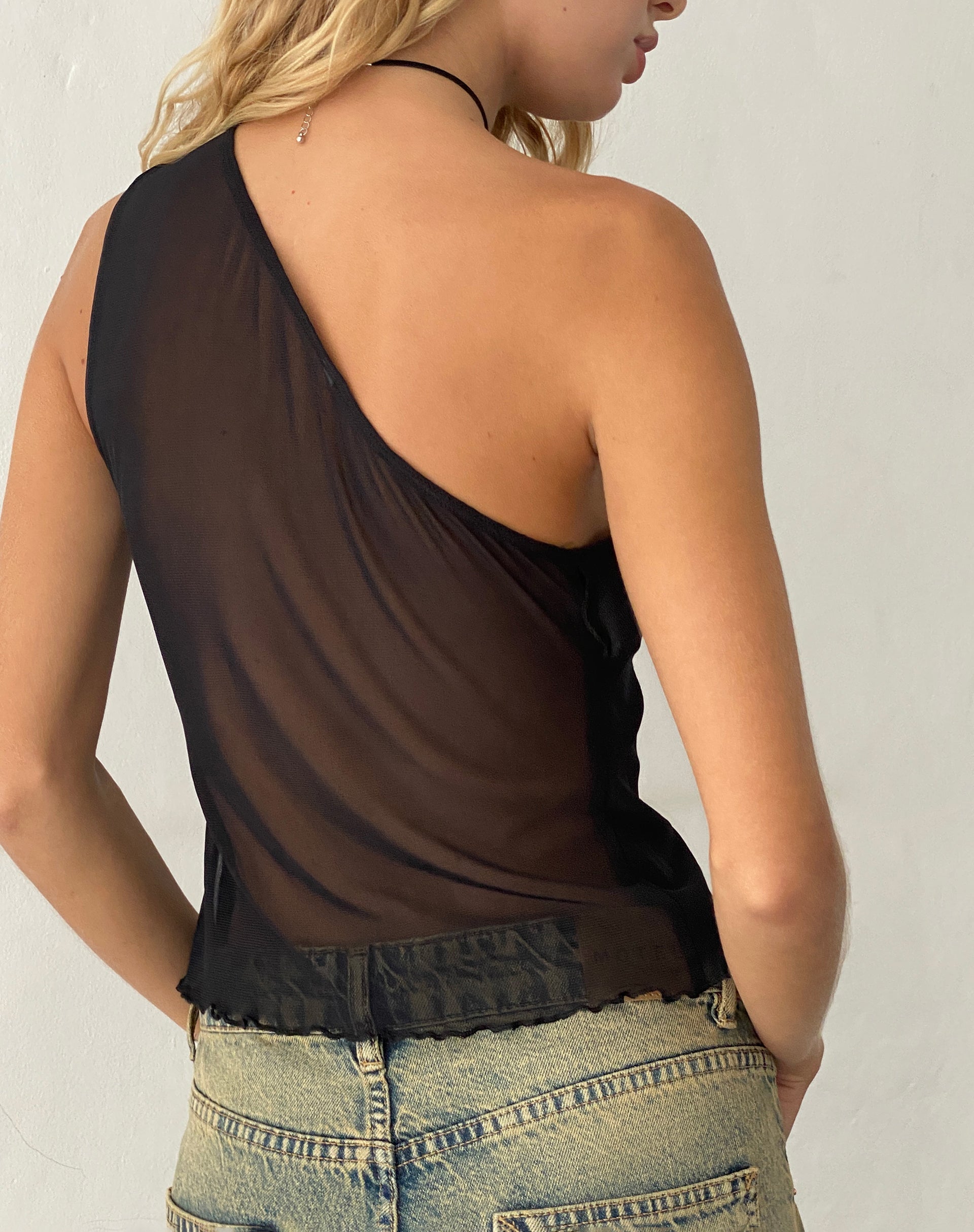 Imagen de Ruthie Top de un hombro con volantes en negro