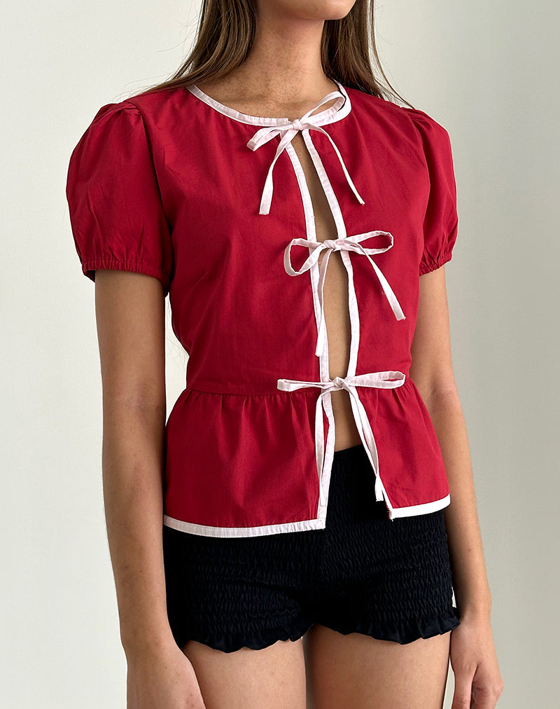 imagen de Ryota Tie Front Blouse en rojo adrenalina con ribete rosa