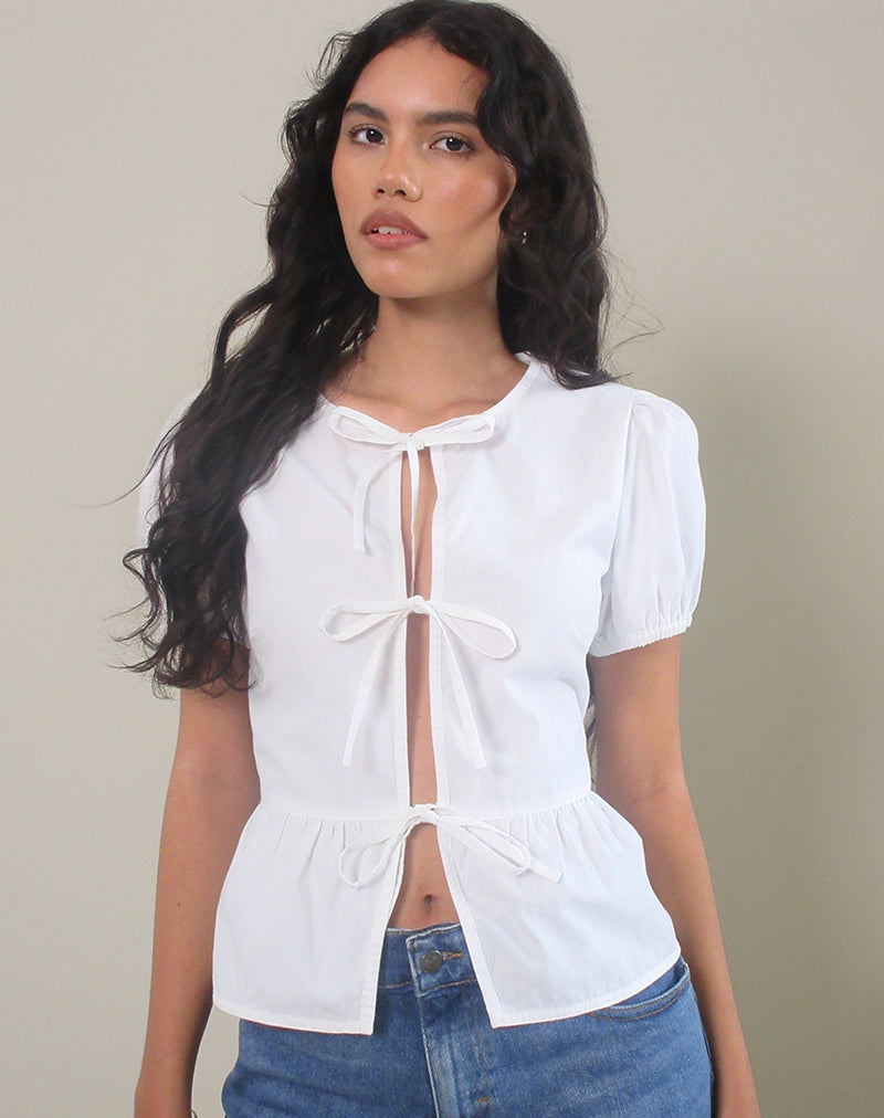 Blusa Ryota Tie Front en blanco con ribete blanco