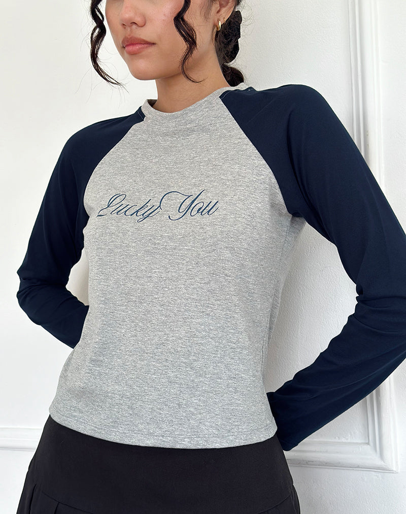Imagen de Sabani Top en Marga Gris Marino con Estampado Lucky You