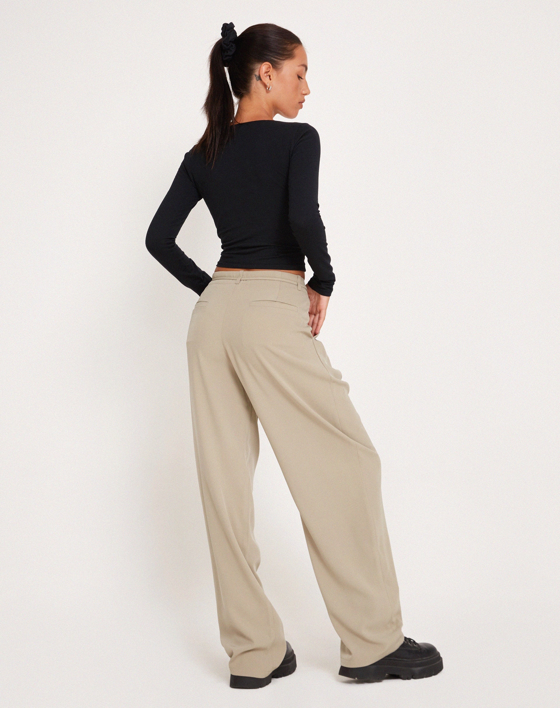 imagen de Pantalón Sabria en Tailoring Taupe