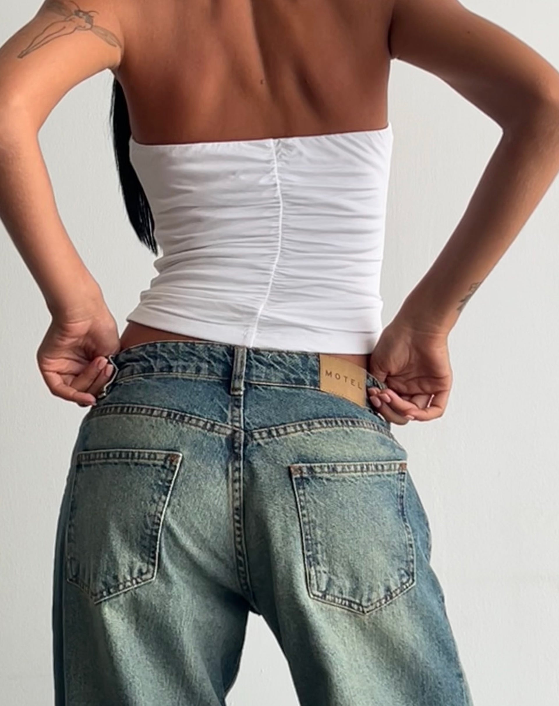 Imagen de Sajna Ruched Bandeau Top en Blanco