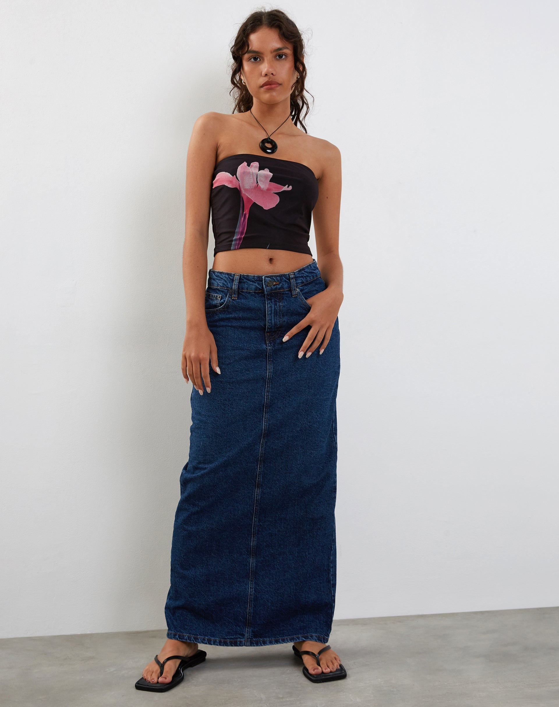Imagen de Shae Bandeau Top Negro con Flor Rosa