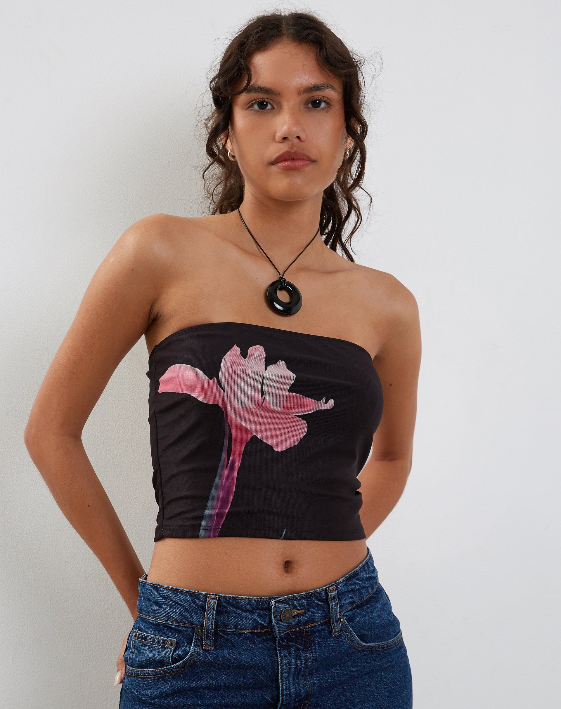 Imagen de Shae Bandeau Top Negro con Flor Rosa