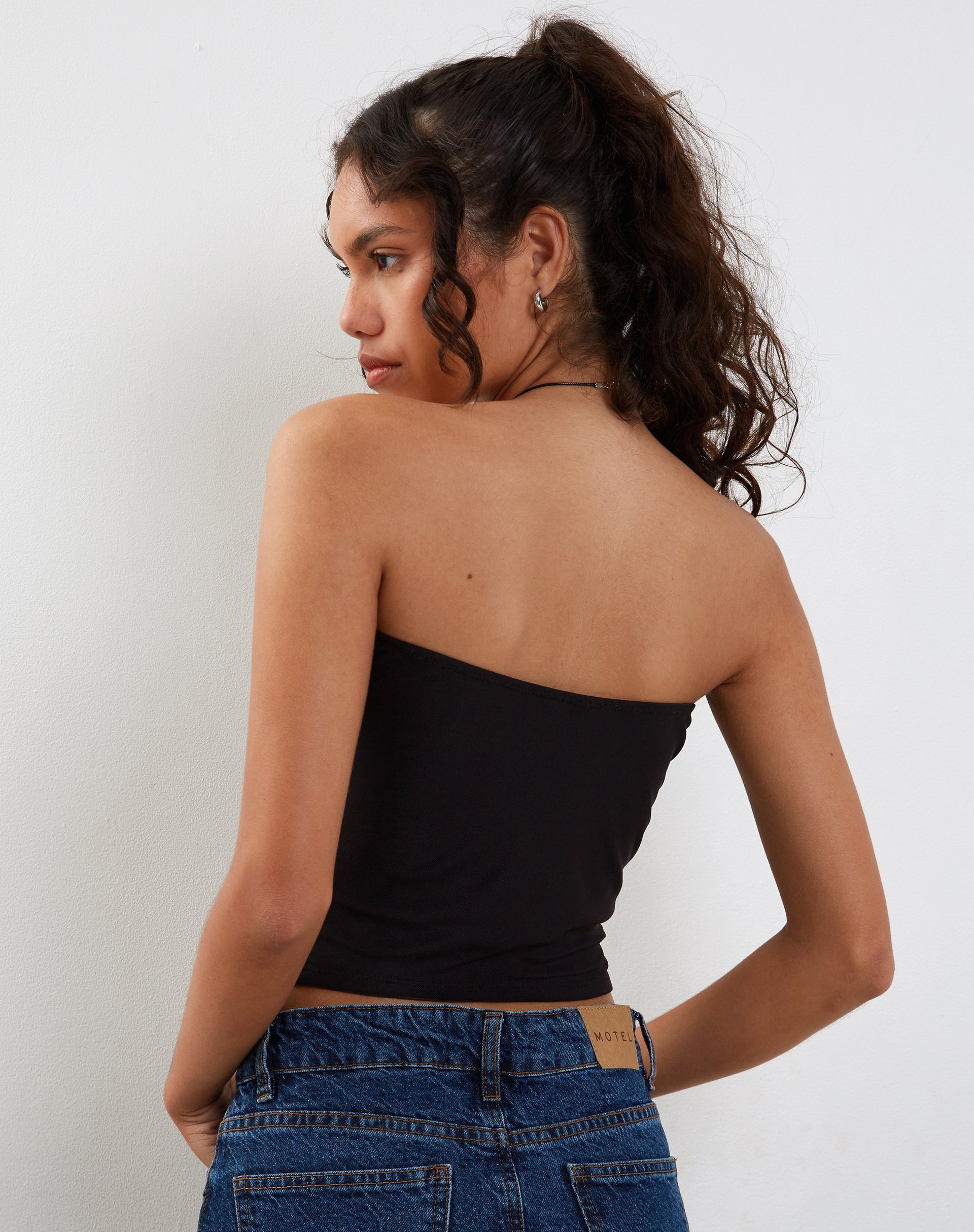 Imagen de Shae Bandeau Top Negro con Flor Rosa