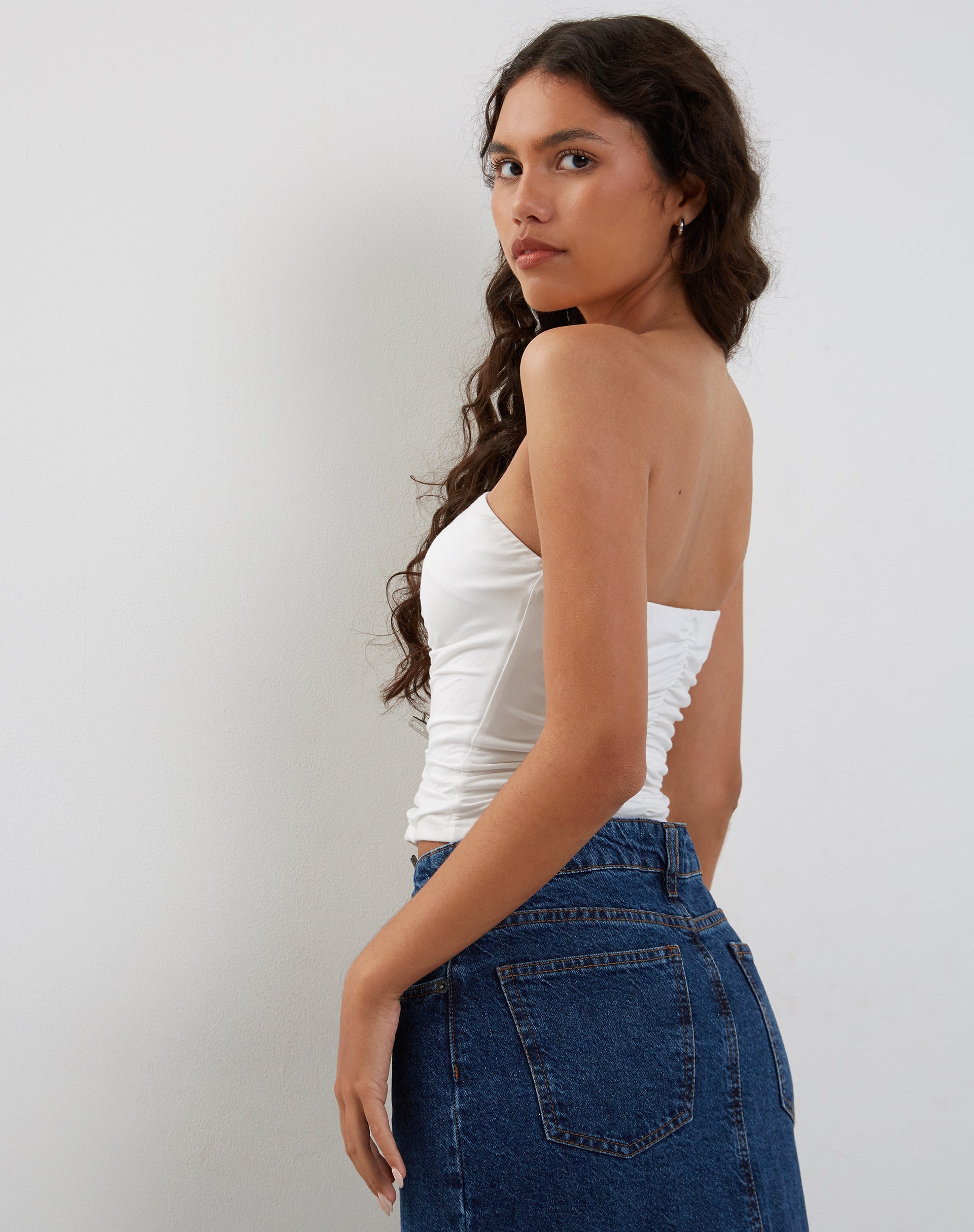 imagen de Sajna Ruched Bandeau Top en Blanco