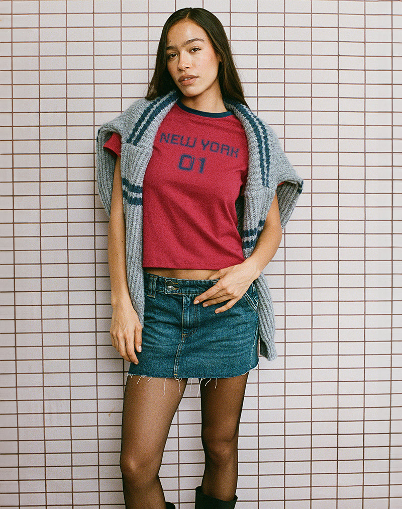 Imagen de Sakha Boxy Top en rojo Adrenaline con estampado New York azul