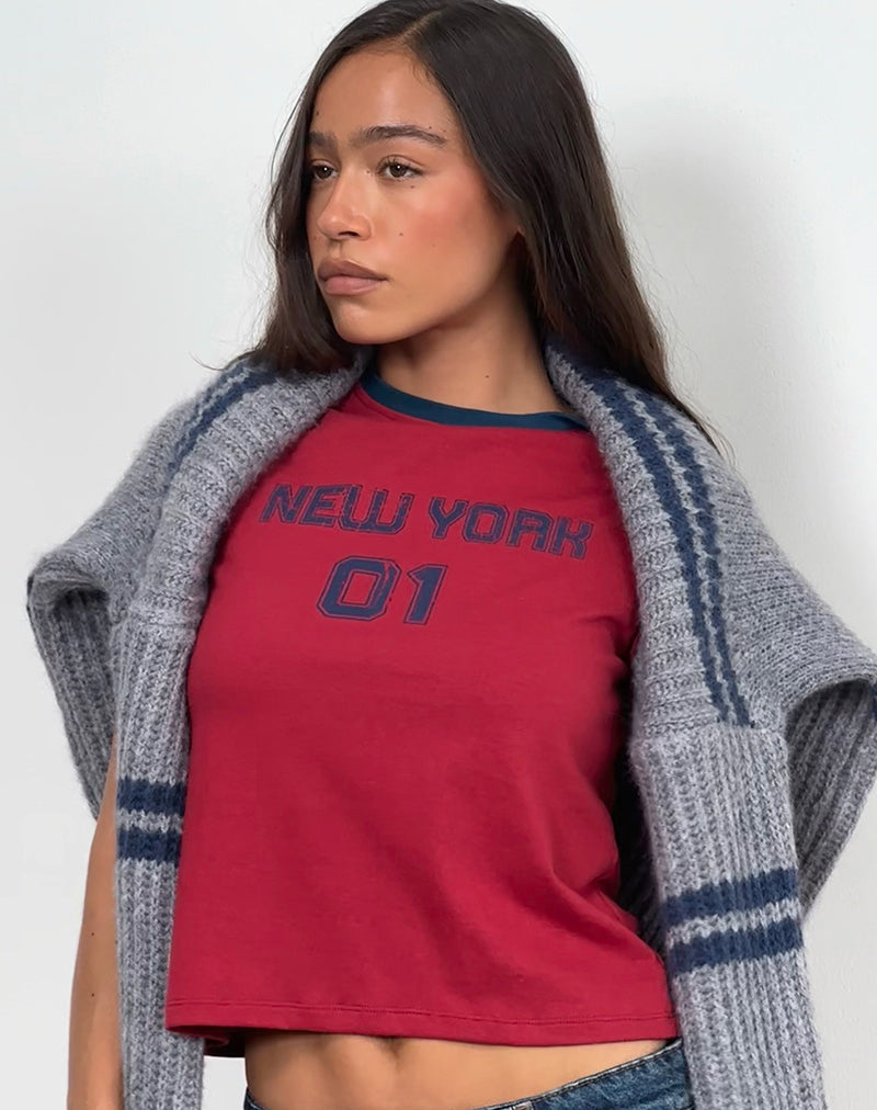 Imagen de Sakha Boxy Top en rojo Adrenaline con estampado New York azul