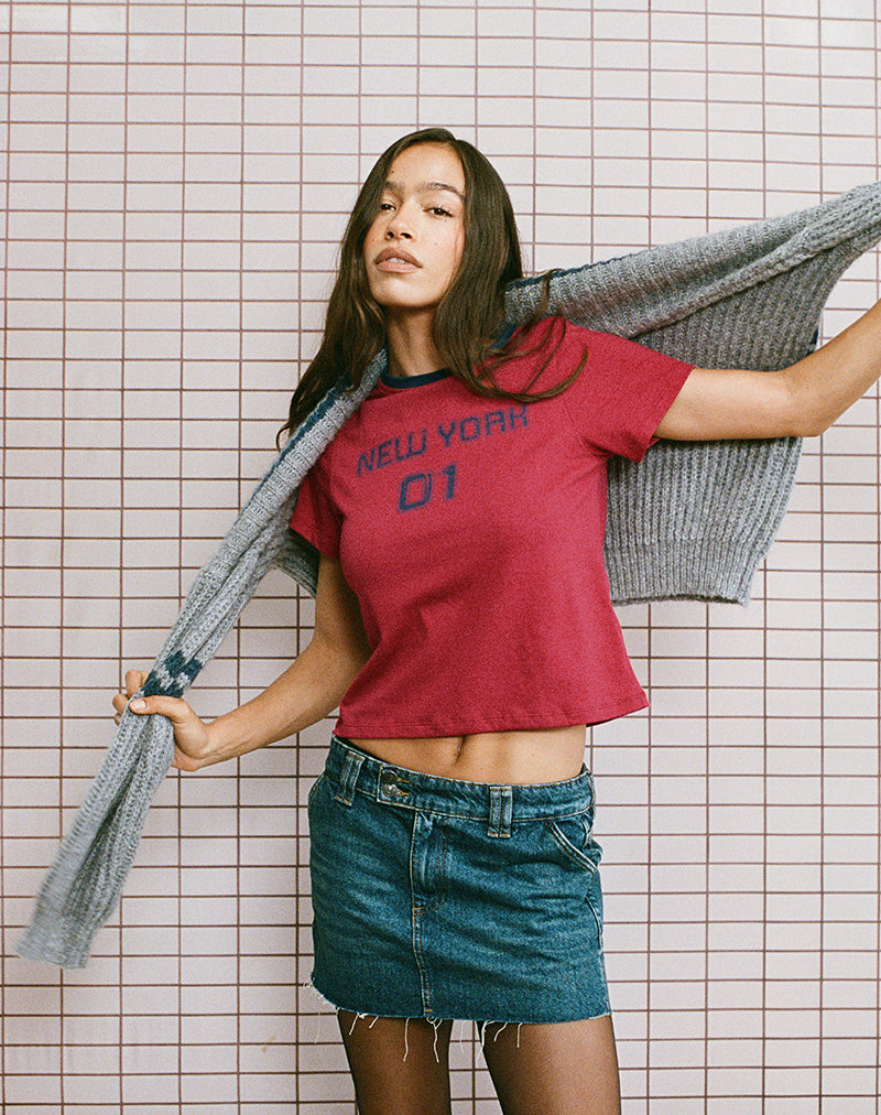 Imagen de Sakha Boxy Top en rojo Adrenaline con estampado New York azul