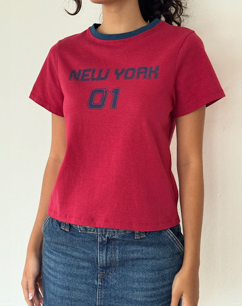 Imagen de Sakha Boxy Top en rojo Adrenaline con estampado New York azul