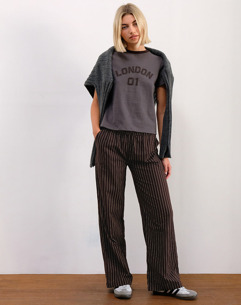 Imagen de Sakha Boxy Tee en gris oscuro con estampado de Londres y ribete marrón