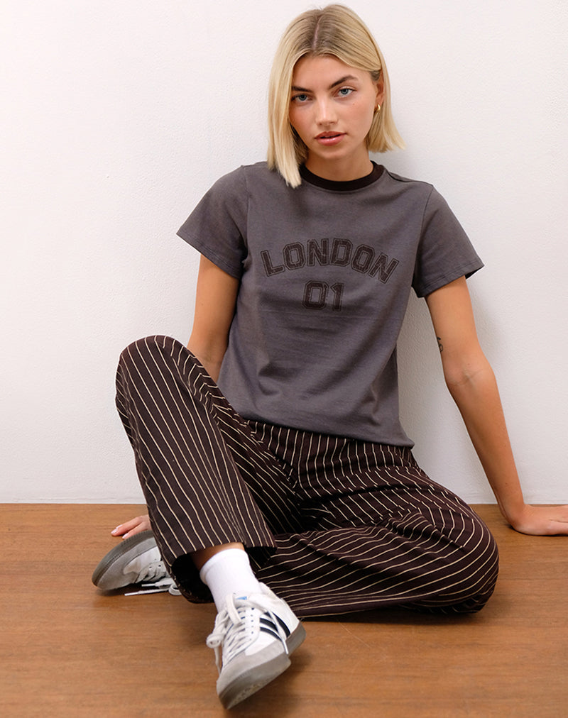 Imagen de Sakha Boxy Tee en gris oscuro con estampado de Londres y ribete marrón