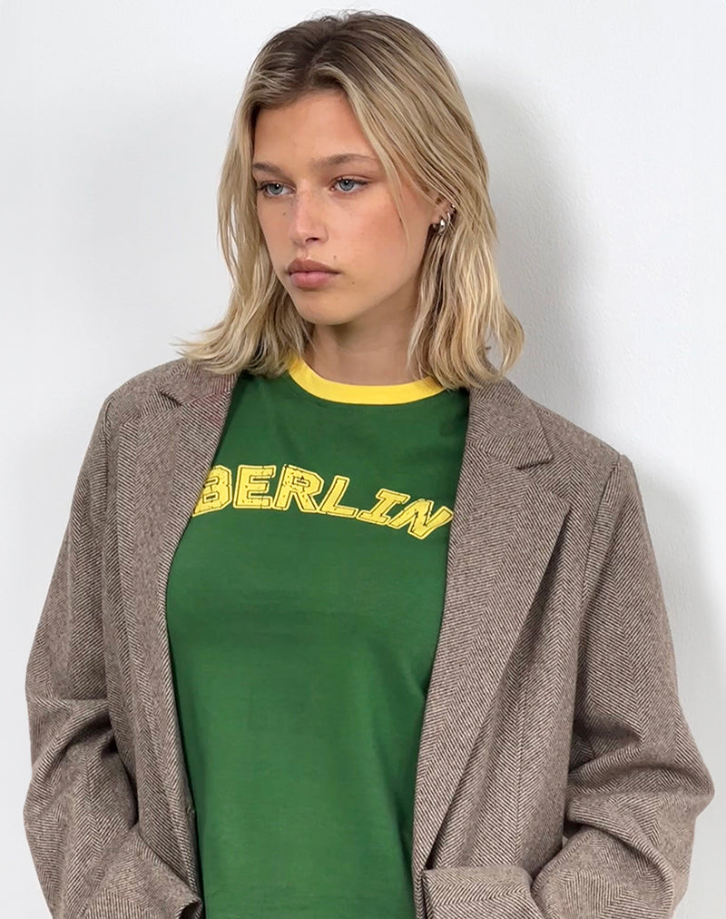 Imagen de Sakha Boxy Top en verde olmo con ribetes amarillos y bordado berlinés