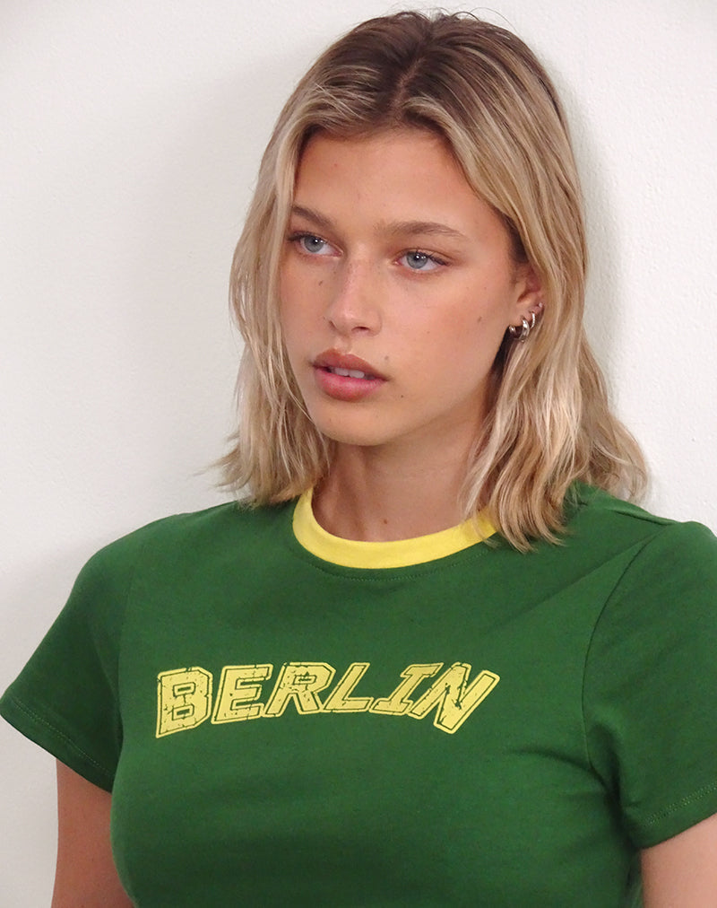 Imagen de Sakha Boxy Top en verde olmo con ribetes amarillos y bordado berlinés
