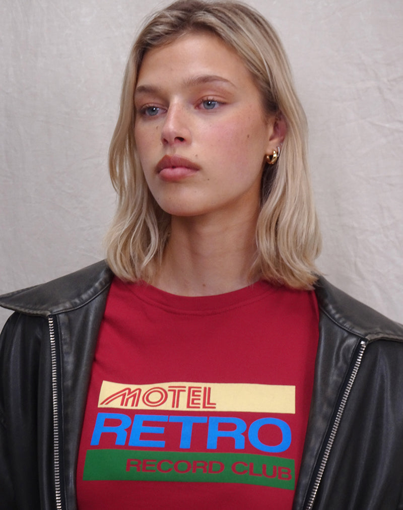 Camiseta Saki en Rojo Adrenalina con Motivo Motel Retro Club