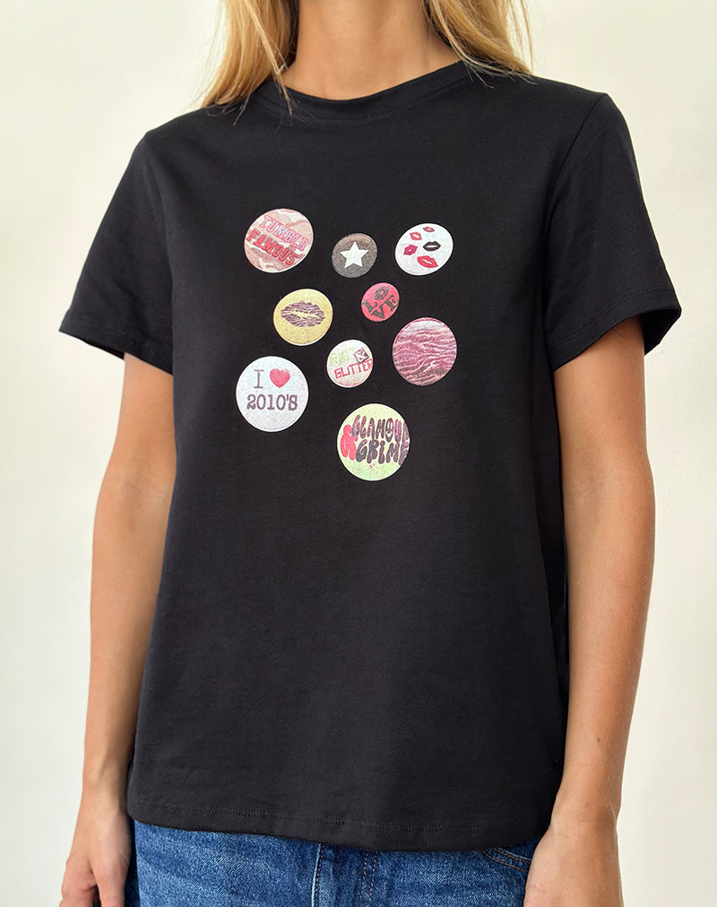Camiseta Saki Negra con Insignias Gráficas