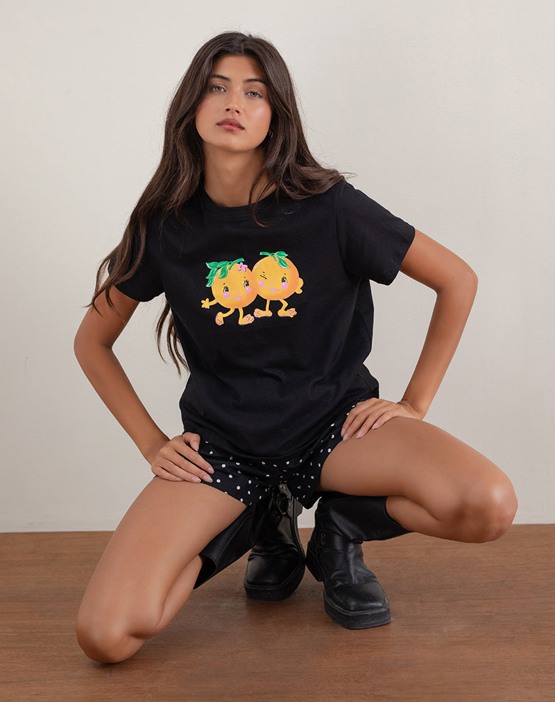 Camiseta Saki en negro con estampado Squeeze Me naranja
