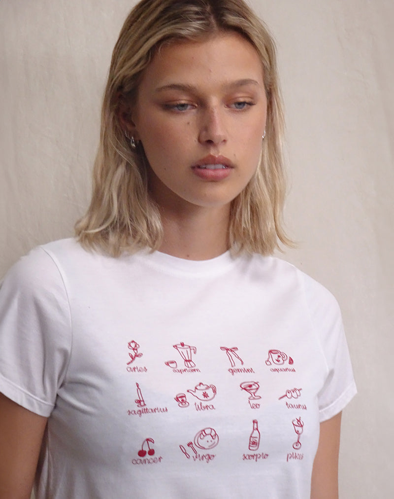 Camiseta Saki en blanco con estampado de estrellas rojas