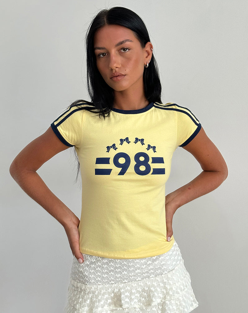 imagen de Salda Tee en color Lemonade con ribete azul marino y emblema "98