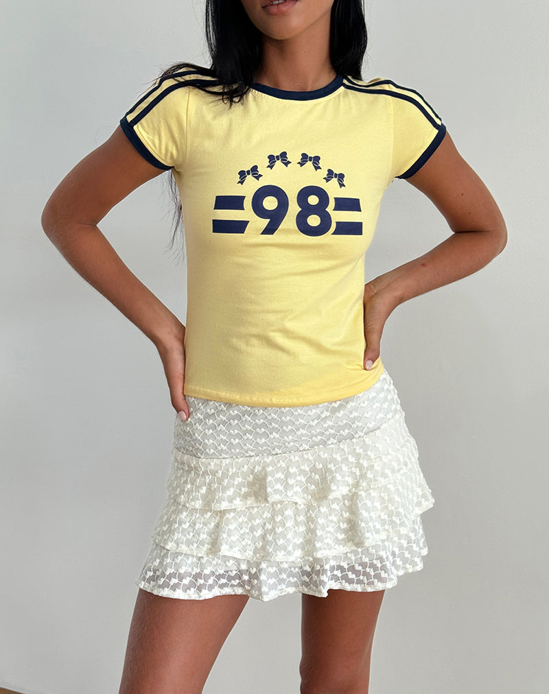 imagen de Salda Tee en color Lemonade con ribete azul marino y emblema "98