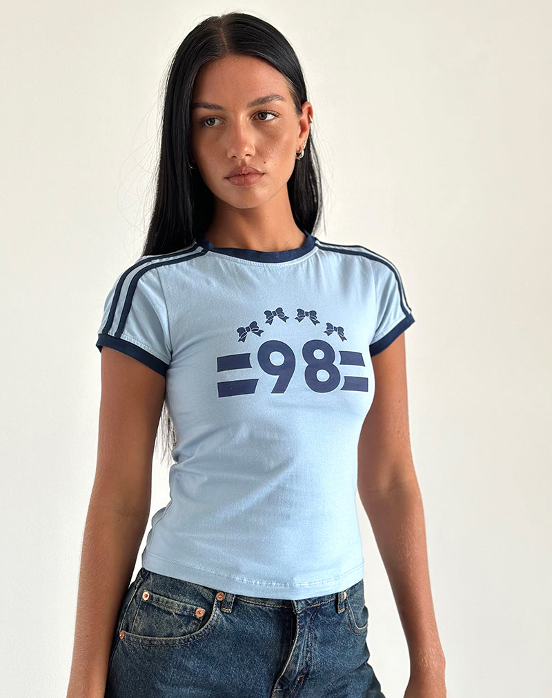Camiseta Salda en azul Nantucket con ribete azul marino y emblema "98
