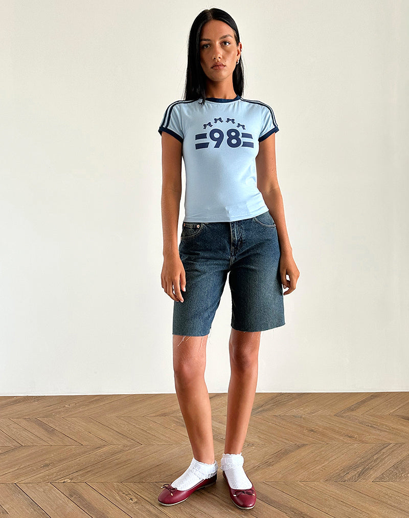 imagen de Salda Tee en azul Nantucket con ribete azul marino y emblema "98