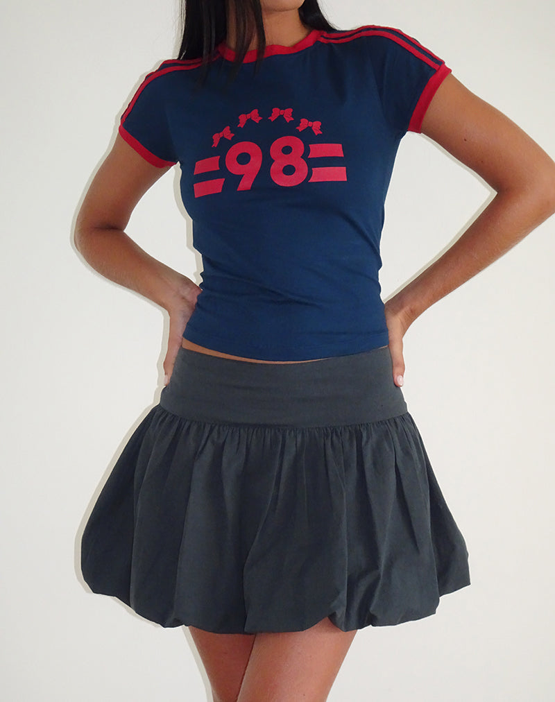 Camiseta Salda en azul marino con ribetes en rojo adrenalina y emblema "98